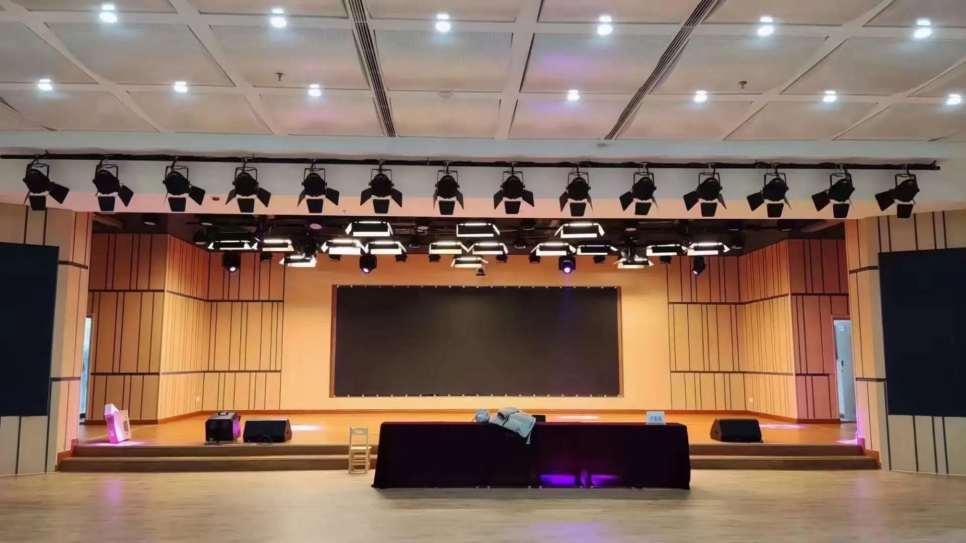 99贵宾会专业灯光音响扩声系统工程产品服务于某学校礼堂！